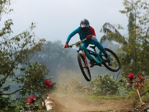Aksi Sengit Pebalap di Gantasan Bike Park Banyuwangi