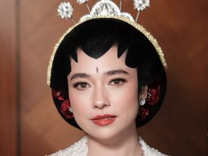 Pesona Amanda Rigby Jadi Pengantin Jawa Berpaes saat Dinikahi Andre Taulany