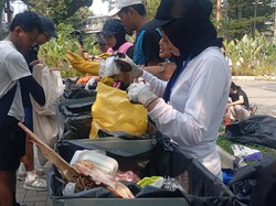 World Clean Up Day 2026, Anak-anak Muda Ikut Sisir Sampah di CFD Jakarta