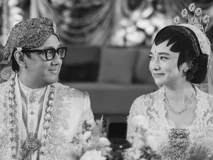 Senyum Bahagia Andre Taulany dan Amanda Rigby Usai Resmi Menikah