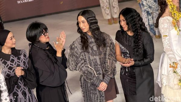 Foto: Momen Langka Anggun C. Sasmi dan Putri Tampil Bersama di Catwalk