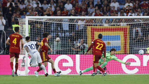 AS Roma vs Inter Milan Soccer Football - Serie A - AS Roma v Inter Milan - Stadio Olimpico, Rome, Italy - September 19, 2026 Inter Milan's Lautaro Martinez scores their first goal REUTERS/Remo Casilli