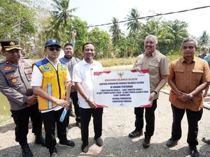 Gubernur Sulsel Beri Bantuan 10 Pompa Ponton untuk Petani Pinrang