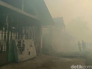 Kebakaran TPST Kedungrandu Banyumas Meluas ke Permukiman, 2 Bangunan Ludes