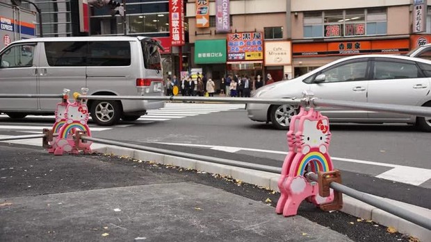 Hal unik di Jepang terlihat dari penggunaan pembatas konstruksi berbentuk karakter kartun. Desainnya membuat area pembangunan terlihat lebih menarik tanpa mengurangi fungsinya sebagai penanda keselamatan. Bentuk yang berbeda juga membantu menarik perhatian pengendara.