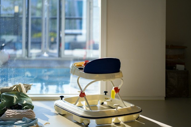 Hal yang dilarang di negara tertentu ternyata mencakup penggunaan baby walker. Alat bantu berjalan untuk bayi ini dinilai berisiko karena dapat meningkatkan kemungkinan terjatuh, tenggelam, hingga mengalami luka bakar. Kanada bahkan melarang penjualan, impor, dan iklannya sejak 2004.