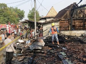 Korsleting Listrik Sambar Pom Mini, 2 Rumah di Grobogan Terbakar