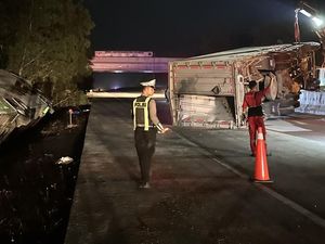 Video: Kecelakaan Maut Bus Tabrak Truk di Tol Lampung, 1 Tewas-7 Luka