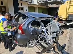 Brakk! Laka Beruntun Truk Vs Mobil-Motor di Salaman Magelang