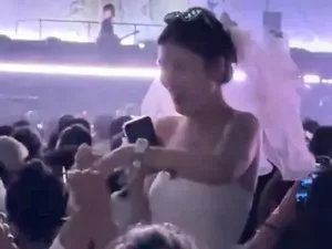 Viral Lamaran di Tengah Konser, Pasangan Ini Tuai Protes Penonton