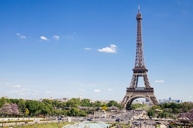 Larangan mengambil foto di Menara Eiffel pada malam hari ternyata berkaitan dengan pertunjukan cahaya yang dilindungi hak cipta. Wisatawan tetap diperbolehkan mengambil foto untuk keperluan pribadi. Namun, penggunaan foto untuk tujuan komersial tanpa izin dapat menimbulkan persoalan hukum.