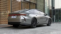 Kencan Pertama dengan Lexus ES: Antara Manjakan Penumpang dan Goda Pengemudi