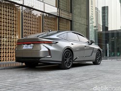 Kencan Pertama dengan Lexus ES: Antara Manjakan Penumpang dan Goda Pengemudi
