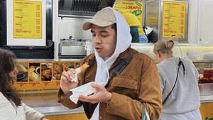 Asyiknya Mario Caesar saat Kulineran dan Minum Kopi Sampai ke Belanda