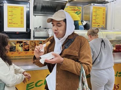 Asyiknya Mario Caesar saat Kulineran dan Minum Kopi Sampai ke Belanda