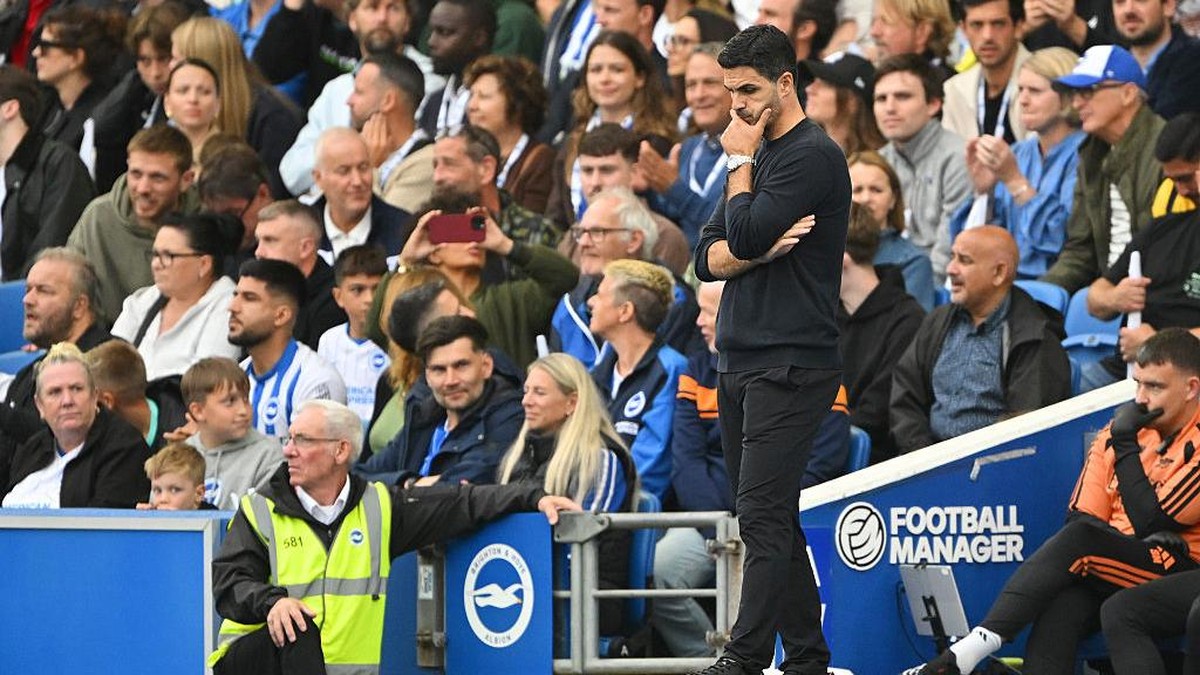 Mikel Arteta mengaku kecewa melihat performa Arsenal saat kalah dari Brighton. Foto: Getty Images/Mike Hewitt