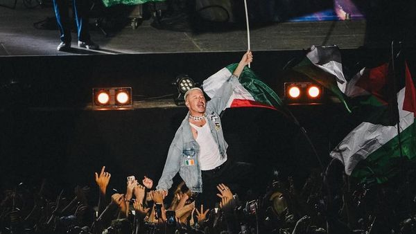 Momen Macklemore Manggung Bawa Bendera Palestina