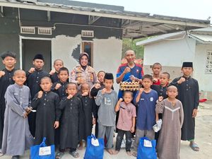 Polda Sumsel Berbagi Kebutuhan Pokok untuk Anak Yatim di OKU Timur