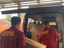 Divhumas Humas Polri Beri Sembako-Kursi Roda ke Warga Terdampak Gempa NTT