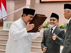 Presiden Prabowo Terima Mushaf Al-Quran dan Buku Gontor untuk Indonesia
