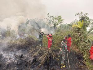 Warga Muba Ikut Berjibaku Padamkan Karhutla