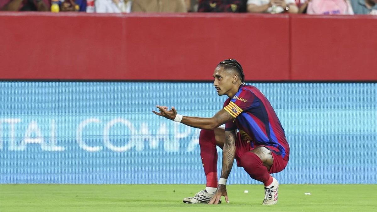Selebrasi Raphinha usai bobol gawang Sevilla. Ia hat-trick dan membawa Barcelona menang 3-1. (Foto: Irina R. Hipolito/Europa Press via Getty Images)