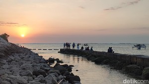 Menikmati Akhir Pekan di Pantai Sekeh Dekat Bandara Ngurah Rai