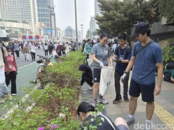 Aksi Warga dan Mahasiswa Bersih-bersih di CFD Bundaran HI, Banyak Puntung Rokok