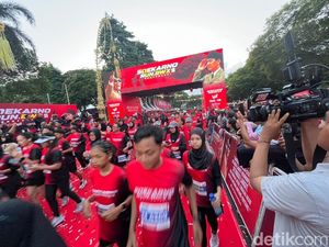 Soekarno Run BWX 2026 di Banyuwangi diikuti ribuan peserta. Jumlah peserta mencapai 3.700 orang, jauh melampaui target awal sebanyak 2.000 peserta.