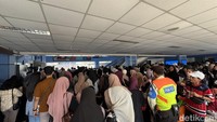 Cerita Warga Tunggu 1 Jam di Stasiun Juanda Saat Ramai Penumpang Siang Tadi