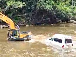 Viral Ambulans Diangkut Ekskavator Seberangi Sungai, Sopir Sebut Tak Bawa Pasien