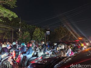 Perempatan Abdesir-Batua Raya Makassar Macet Parah Malam Ini