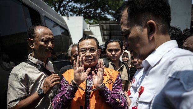 Bupati Pati nonaktif Sudewo (tengah) berjalan menuju mobil tahanan usai mengikuti sidang tuntutan kasus dugaan suap dan gratifikasi proyek Direktorat Jenderal Perkeretaapian (DJKA) Kementerian Perhubungan serta dugaan pemerasan dalam seleksi perangkat desa Kabupaten Pati di Pengadilan Tipikor, Semarang, Jawa Tengah, Senin (21/9/2026). Jaksa Penuntut Umum (JPU) KPK menuntut Sudewo dengan pidana delapan tahun enam bulan penjara, denda Rp300 juta, dan kewajiban membayar uang pengganti Rp3,67 miliar karena dinilai terbukti menerima suap dan gratifikasi dalam dua kasus tersebut. ANTARA FOTO/Aprillio Akbar/YU