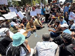 Ratusan Pedagang Pasar Kota Kediri Protes Retribusi dan Sistem Sewa Kios