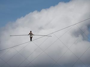 Wanita Jalan di Atas Tali dengan Ketinggian 100 Meter dari Tanah