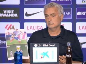 Seniat Itu Mourinho Cetak Foto demi Kritik Wasit Derby Madrid