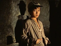 Bonus Pertama Ke Huy Quan yang Bikin Keluarga Kaget