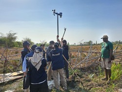 Tim Ekspedisi Patriot IPB Pasang Alat Pemantau Cuaca untuk Petani Merauke