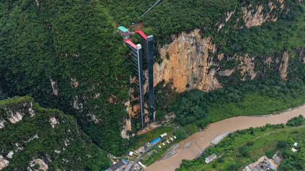 Wujud Lift 288 Meter di Tebing yang Dibangun Demi Anak-anak Mudah ke Sekolah