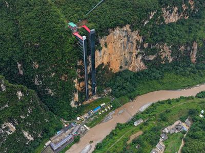 Wujud Lift 288 Meter di Tebing yang Dibangun Demi Anak-anak Mudah ke Sekolah