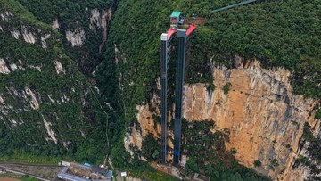 Lift Setinggi 288 Meter Ini Dibangun di Tebing Demi Anak-anak Bisa Sekolah