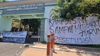Mahasiswa Demo UINSA Hingga Segel Akses Masuk