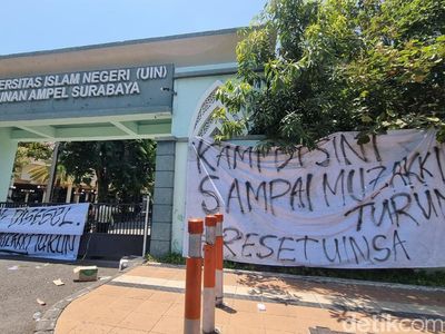 Mahasiswa Demo UINSA Hingga Segel Akses Masuk