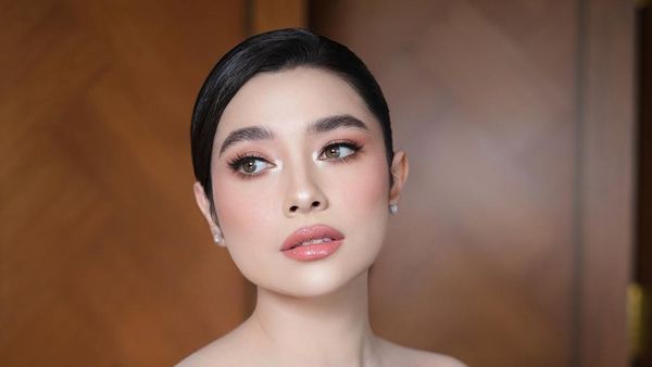 Makeup Amanda Rigby di Hari Pernikahan, Soft Glam dengan Nuansa Peach