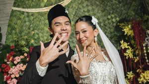 Momen Mario Caesar dan Givina Menikah, Tampil Serasi dalam Busana Hitam-Putih