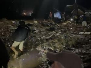 Banjir Bandang Terjang Arosuka, Jalur Padang-Solok Ditutup
