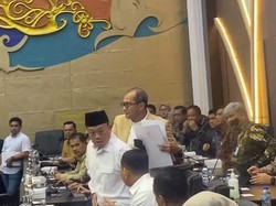Menteri ATR Nusron Susul Rapat Baleg DPR Bahas RUU Reforma Agraria