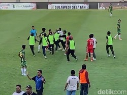 Final Piala Gubernur Sulsel Sempat Ricuh, Tim Bone Masuk Lapangan Tunjuk Wasit