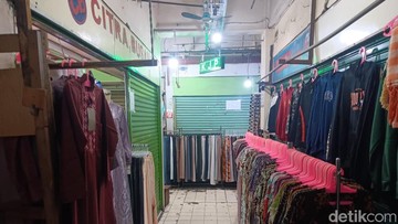 Pembeli Pasar Pondok Labu Tinggal Hitungan Jari, Pedagang Terlilit Utang