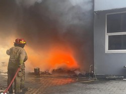 Diduga Korsleting, Gudang Bengkel Mobil Terbakar di Gunung Putri Bogor